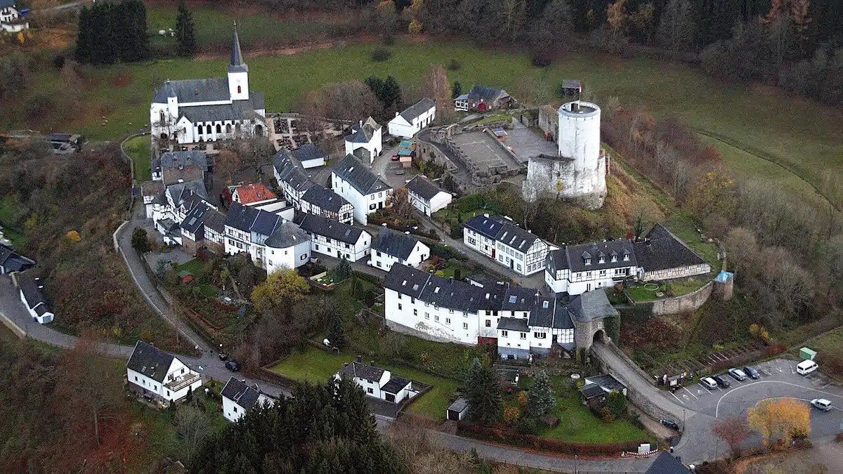 Burg Reifferscheid vanuit de lucht. de burcht en het drop gezien vanaf hoogte.