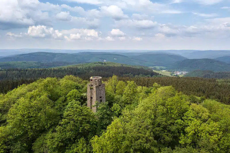 hohe acht eifel. uitzichttoren op de hoogste berg tussen de bossen met uitzicht over de hele regio
