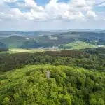 uitzicht over de vulkaaneifel in het groen met bossen en heuvels