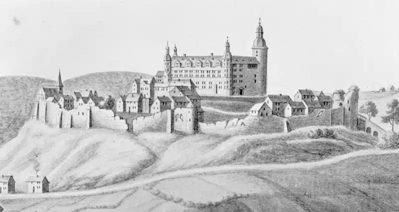 tekening van de burcht Reifferscheid hoe het vroeger eruit zag als kasteel. een statig kasteel met kasteelmuur met op de achtergrond de bergen van de eifel.