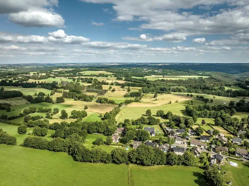 uitzicht over het groen eifel dal met weids uitzicht over het heuvellandschap