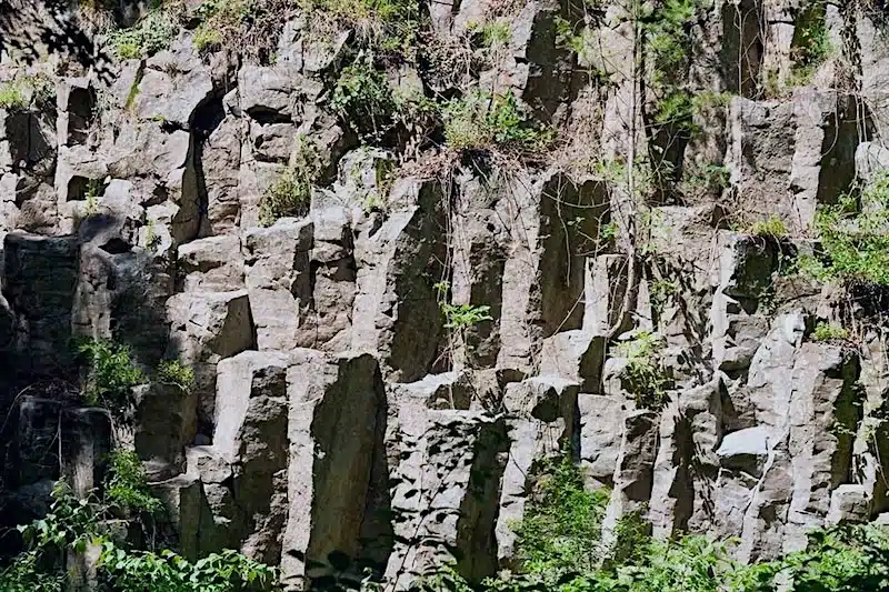 wolfsschlucht bij Manderscheid. hoge rotswand met basalt blokken als zuilen.