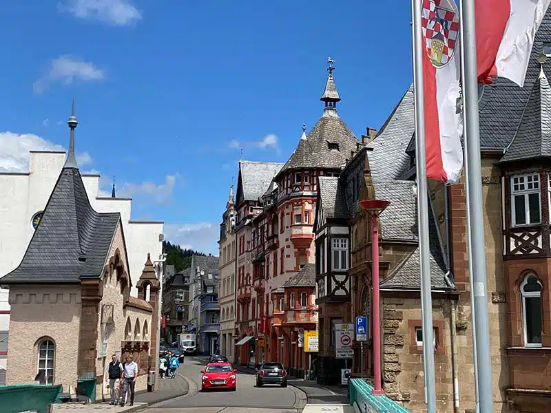 blik in een straat in trabentrarbach vanaf de brug. aan weerszijden mooie oude vakwerk panden. het is een zomerse dag met blauwe lucht