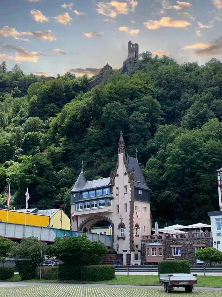 De Grevenburg ruïne is zichtbaar helemaal bovenop de berg met daaronder de stadspoort. de berg is begroeid met veel groene bomen