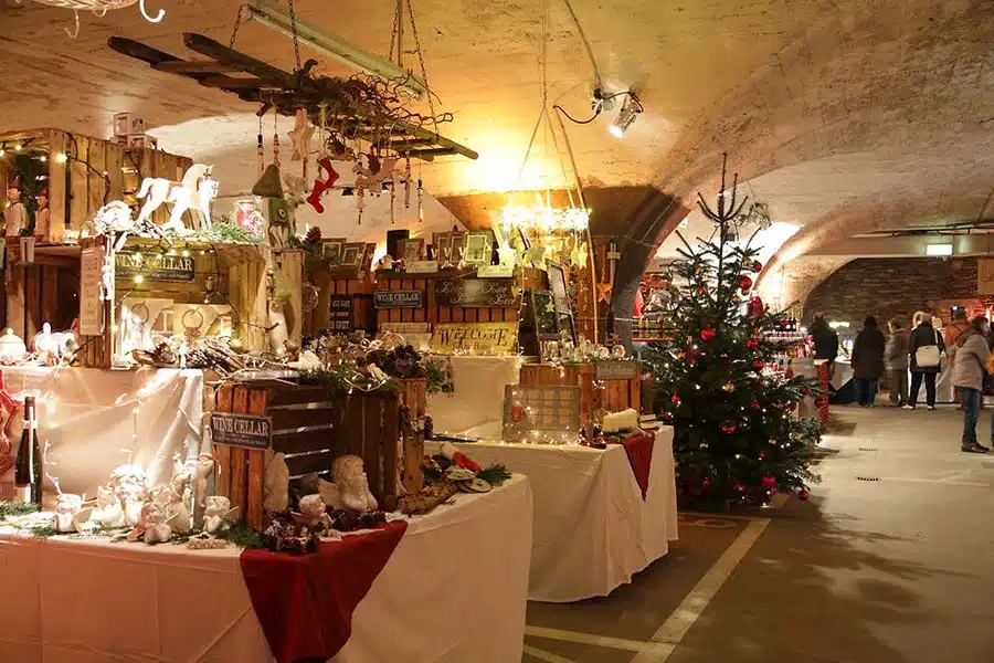 de kerstmarkt van traben Trarbach . in de ondergrondse wijnkelders staan de kraampjes met kerstspullen. sfeervol verlicht en een versierde kerstboom