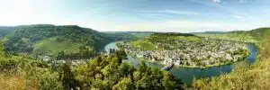 zicht op Traben Trarbach en de moezel schleife vanuit de lucht. de stad is aan beide kanten van de moezel zichtbaar waar de moezel als een lus om het land heendraait. op de achtergrond de groene heuvels. Foto © Christopher Arnoldi / Mosellandtouristik GmbH