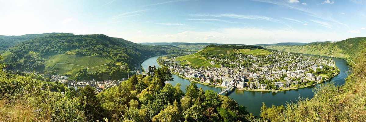 zicht op Traben Trarbach en de moezel schleife vanuit de lucht. de stad is aan beide kanten van de moezel zichtbaar waar de moezel als een lus om het land heendraait. op de achtergrond de groene heuvels. Foto © Christopher Arnoldi / Mosellandtouristik GmbH