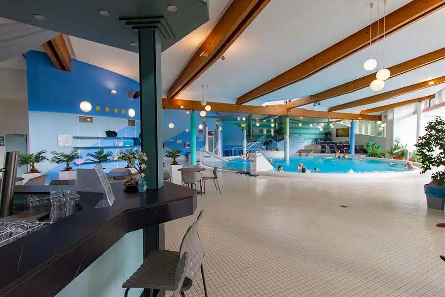 moseltherme in Traben-TRarbach. het zwembad op de achtergrond met de bar op de voorgrond in een gezellige ambiance