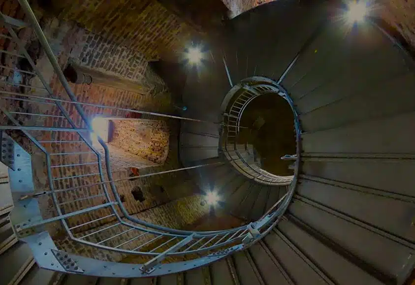 binnenkant van de toren van Burg Zülpich. de metalen wenteltrap zie je omhoog draaien naar de bovenkant van de toren.