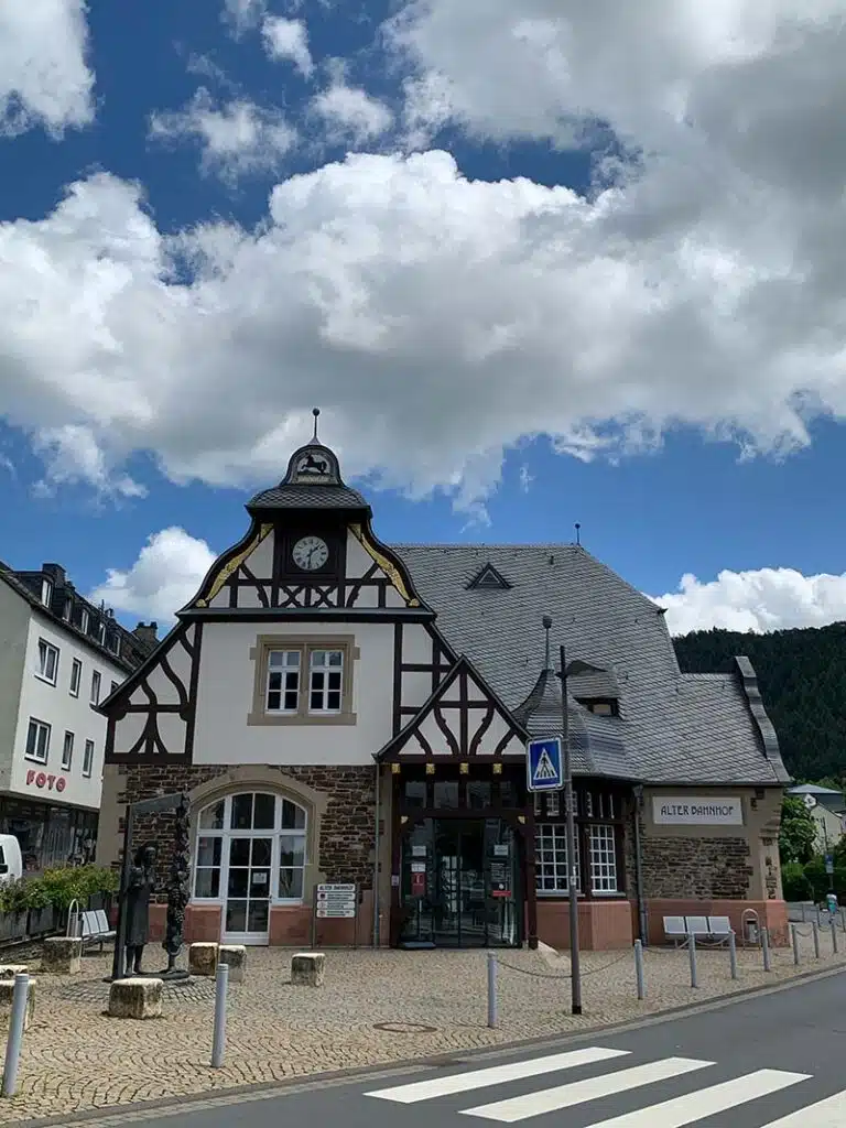 gebouw van de touristinfo (vvv) in Traben-trarbach. mooi vakwerk gebouw in het centrum bij de weg.
