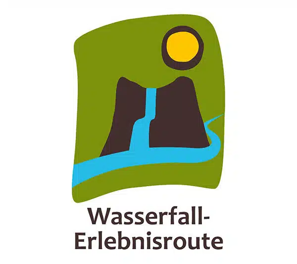 wegwijzer wandelroute met het logo en de tekst wasserfall erlebnisroute erop vermeld
